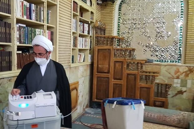  امام جمعه ایلام رای خود را به صندوق انداخت