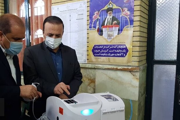 استاندار ایلام رای خود را به صندوق انداخت