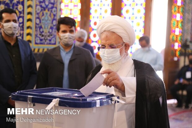 نماینده ولی‌فقیه در استان یزد رای خود را به صندوق انداخت