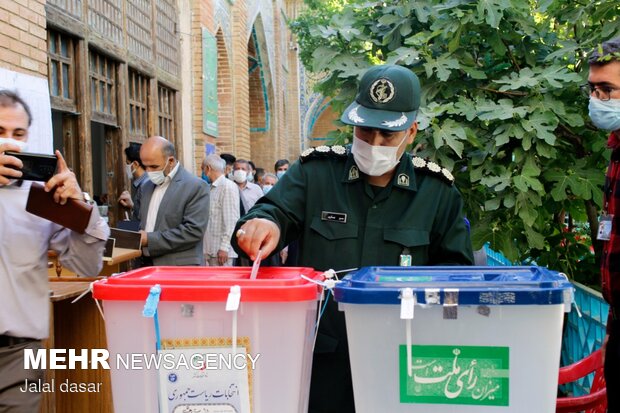 مشارکت چشمگیر مردم سنندج در پای صندوق های رأی