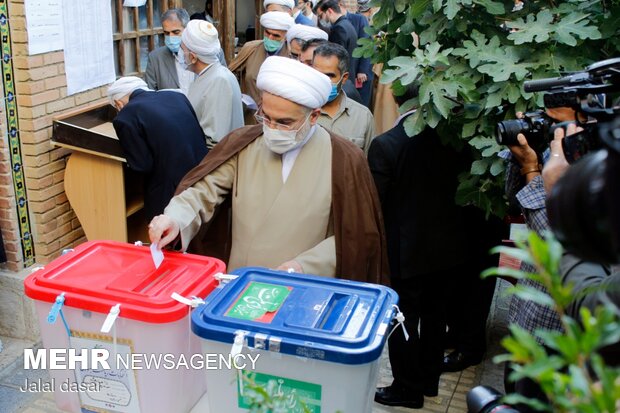 مشارکت چشمگیر مردم سنندج در پای صندوق های رأی