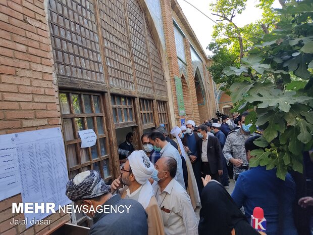مشارکت چشمگیر مردم سنندج در پای صندوق های رأی