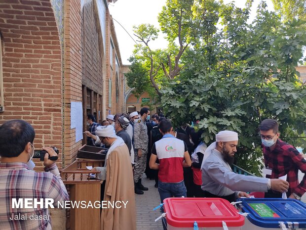 مشارکت چشمگیر مردم سنندج در پای صندوق های رأی