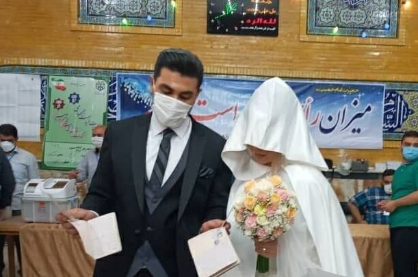  حضور عروس و داماد کرجی در پای صندوق‌های رأی