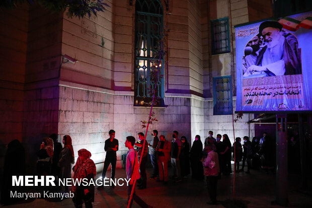 ساعات پایانی رای گیری در حسینیه ارشاد