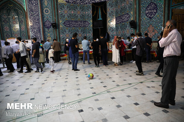 ساعات پایانی رای گیری در حسینیه ارشاد