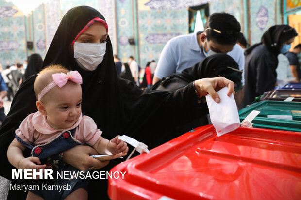 ساعات پایانی رای گیری در حسینیه ارشاد