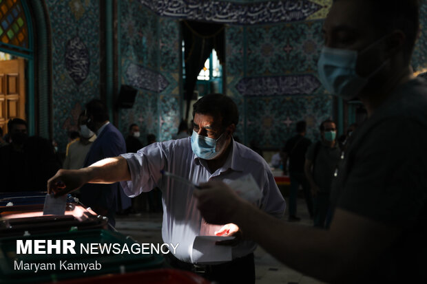 ساعات پایانی رای گیری در حسینیه ارشاد