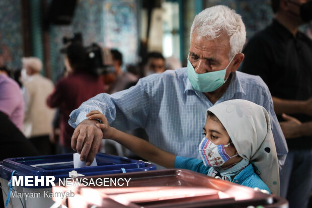 ساعات پایانی رای گیری در حسینیه ارشاد