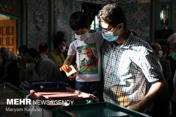 ساعات پایانی رای گیری در حسینیه ارشاد