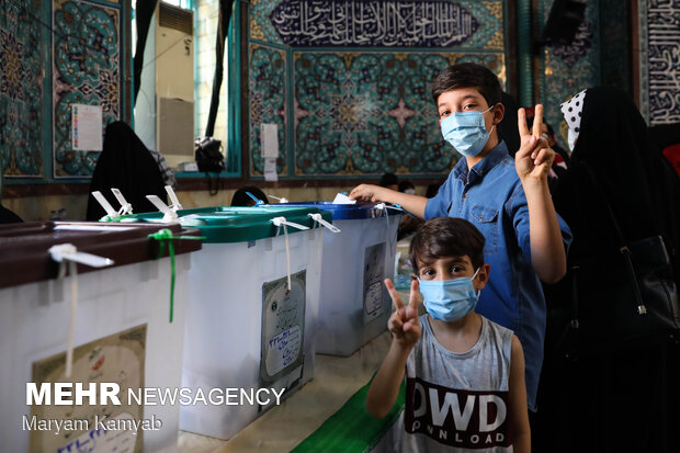 ساعات پایانی رای گیری در حسینیه ارشاد