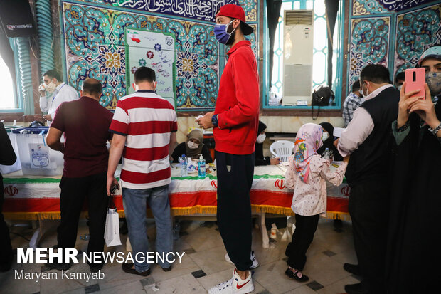 ساعات پایانی رای گیری در حسینیه ارشاد