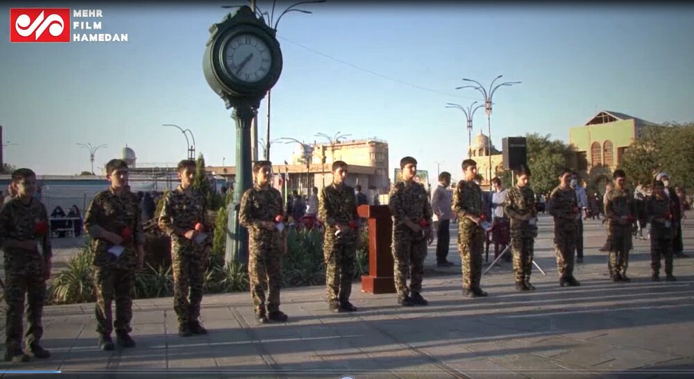 اجرای زیبای سرود ما خسته نمی شویم در میدان امام خمینی (ره) همدان