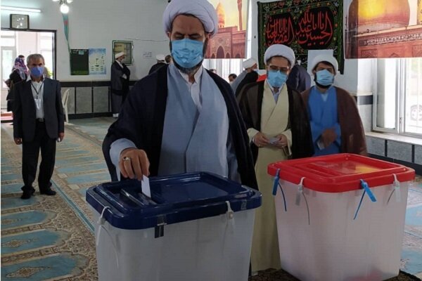 امام جمعه و فرماندار آستارا آرای خود را به صندوق انداختند