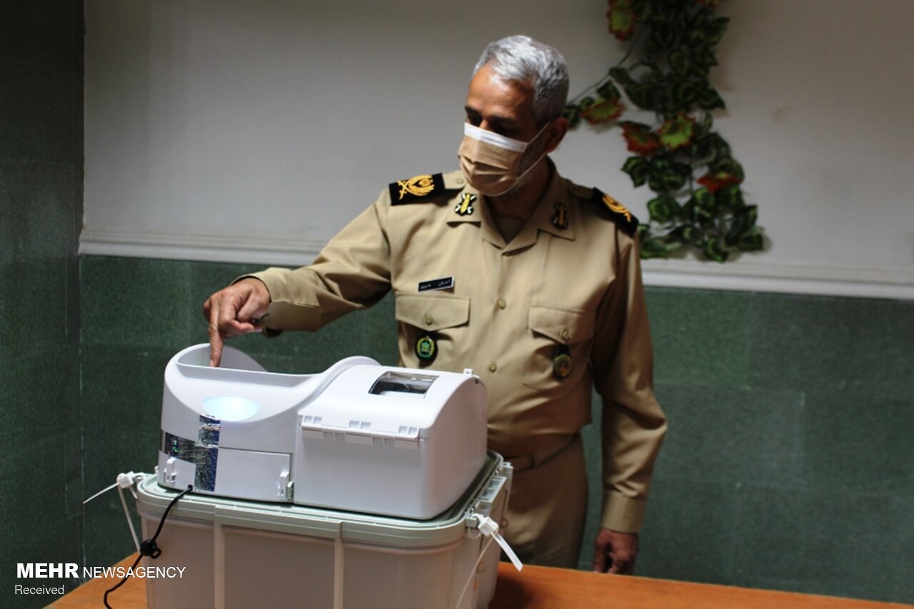 حضور پرشور کارکنان و فرماندهان پایگاه دریایی بوشهر در انتخابات