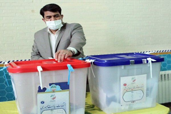 استاندار یزد رای خود را به صندوق انداخت