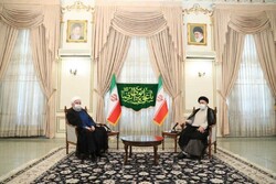 روحاني يلتقي رئيسي لتهنئته بالفوز في الانتخابات الرئاسية