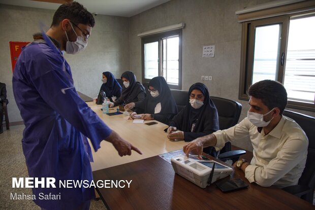کادر درمان گلستان پای صندوق سیار انتخابات