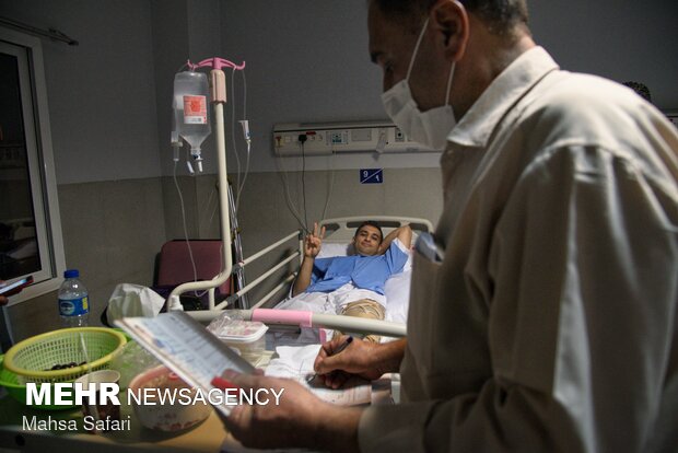 کادر درمان گلستان پای صندوق سیار انتخابات
