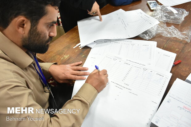 Erak kentindeki oy sayma işleminden fotoğraflar