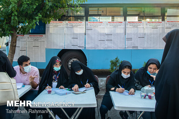İran'da seçmenler için seyyar sandık kullanıldı