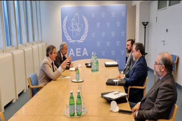 Iran's lead negotiator discusses JCPOA with IAEA cheif