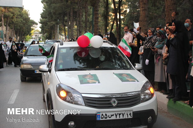 جشن پیروزی آیت الله رئیسی در ستاد جوانان کرمانشاه