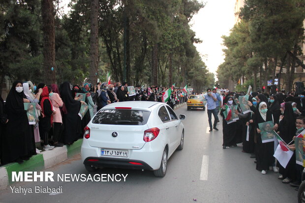 جشن پیروزی آیت الله رئیسی در ستاد جوانان کرمانشاه