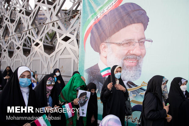 شادی مردم تهران بعد از پیروزی ابراهیم رئیسی در انتخابات 16