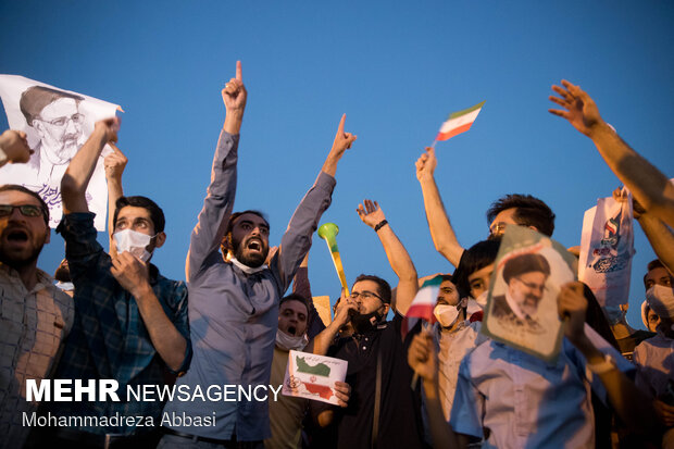 شادی مردم تهران بعد از پیروزی ابراهیم رئیسی در انتخابات