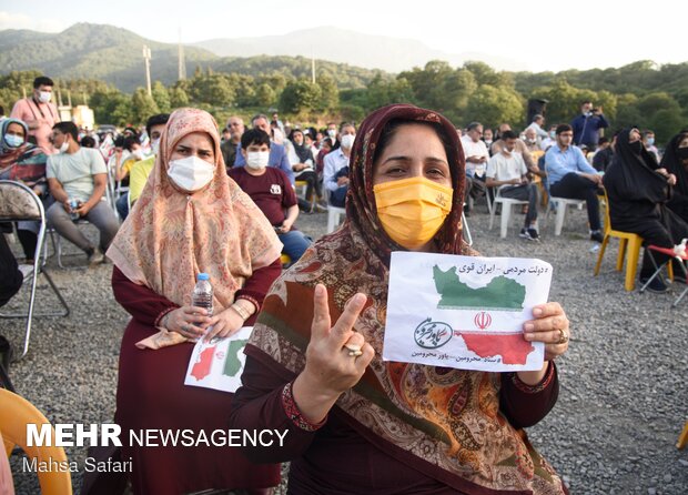 Reisi'nin seçim zaferi kutlanıyor