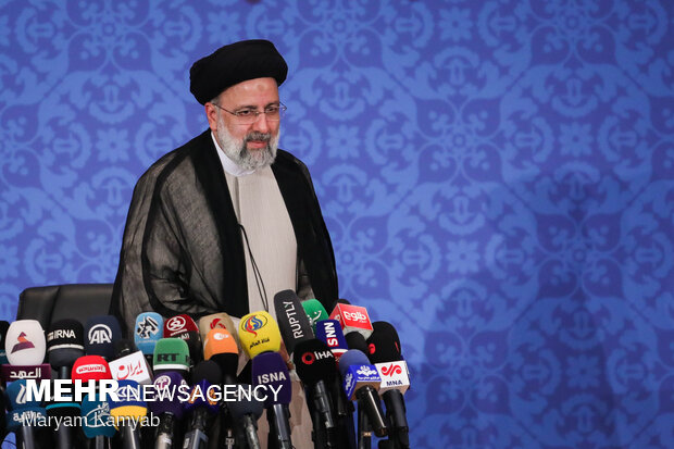 İran'ın yeni cumhurbaşkanı Reisi ilk basın toplantısını yaptı
