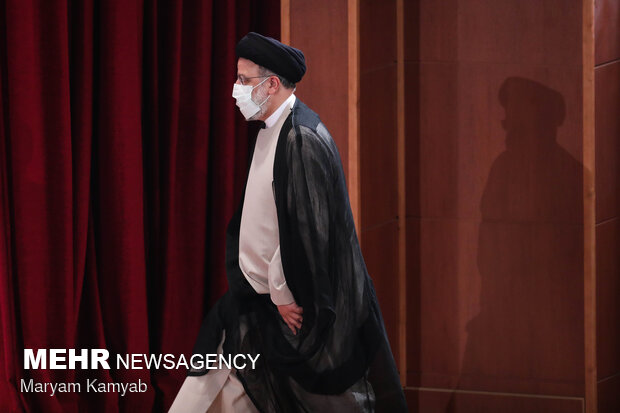 İran'ın yeni cumhurbaşkanı Reisi ilk basın toplantısını yaptı
