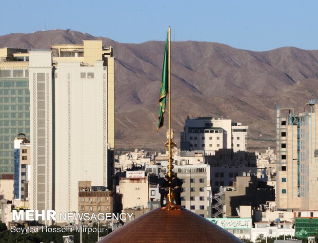 آئین تعویض پرچم گنبد حرم حضرت رضا (ع) در مشهد