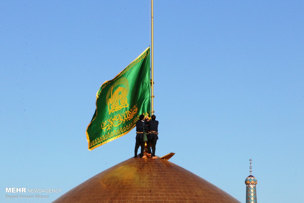 حضرت امام رضا (ع) کے گنبد کا پرچم تبدیل کردیا گیا