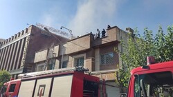 آتش سوزی در خیابان سعدی/ ساختمان قدیمی طعمه حریق شد