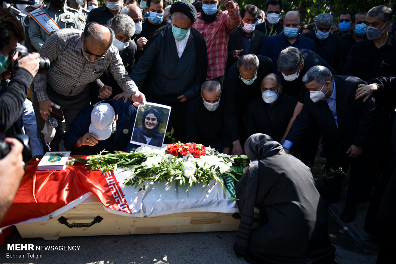 ایرنا اور ایسنا خبررساں ایجنسیوں کی دو خواتین صحافیوں کی تشییع جنازہ