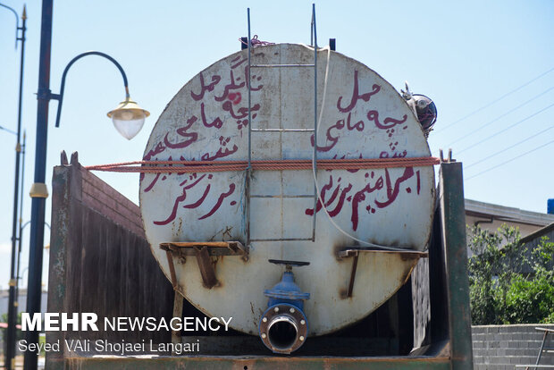 جمع آوری بچه ماهی ها برای رها سازی و انتقال به رودخانه  