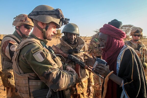 ماکرون در اندیشه خارج کردن نظامیان فرانسوی از آفریقا است