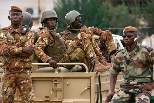 حمله تروریستی به پایگاه ارتش در مالی/ ۶۰ نظامی کشته و زخمی شدند