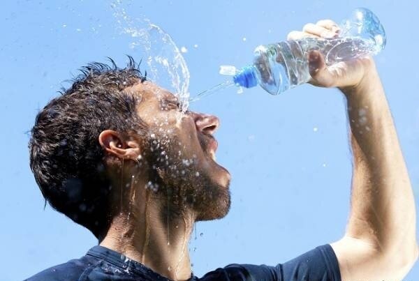 نوشیدن آب کافی به پیشگیری از گرمازدگی کمک می‌کند