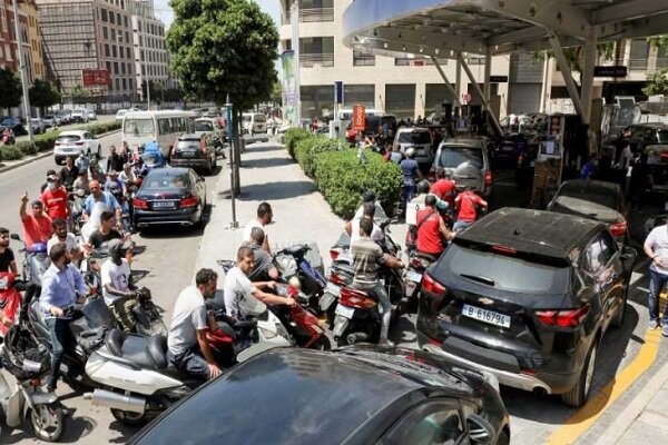لبنان در آستانه انفجار اجتماعی/ نایاب شدن دارو و پمپ بنزین شلوغ