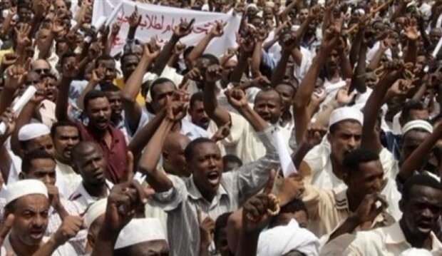 Sudanese people hold protests to oust interim gov. 