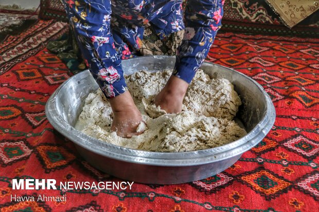 همنشینی آتش و خمیر/ بوی عطر نان «پیازی» از تنور تا سفره