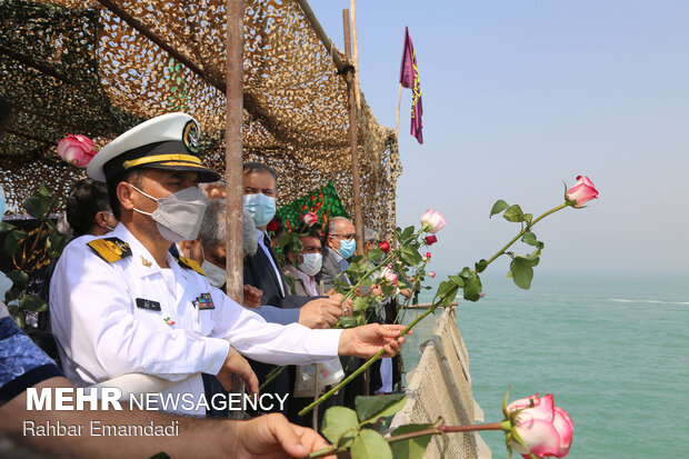 Scene of 290 martyrdoms showered with flowers in Persian Gulf