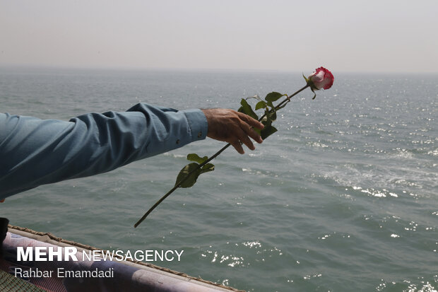 Scene of 290 martyrdoms showered with flowers in Persian Gulf