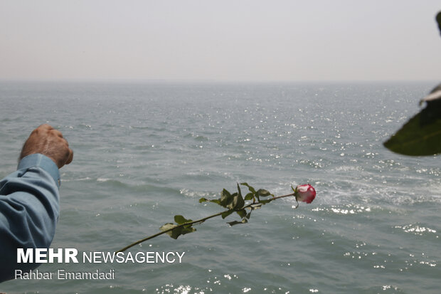 Scene of 290 martyrdoms showered with flowers in Persian Gulf