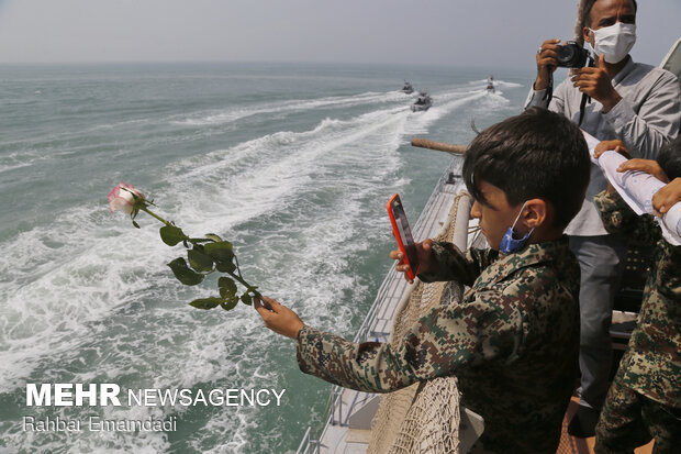 Scene of 290 martyrdoms showered with flowers in Persian Gulf