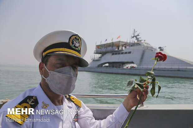 Scene of 290 martyrdoms showered with flowers in Persian Gulf