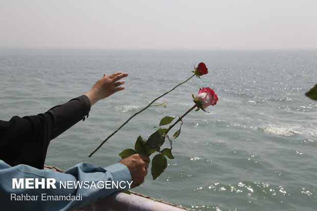 Scene of 290 martyrdoms showered with flowers in Persian Gulf